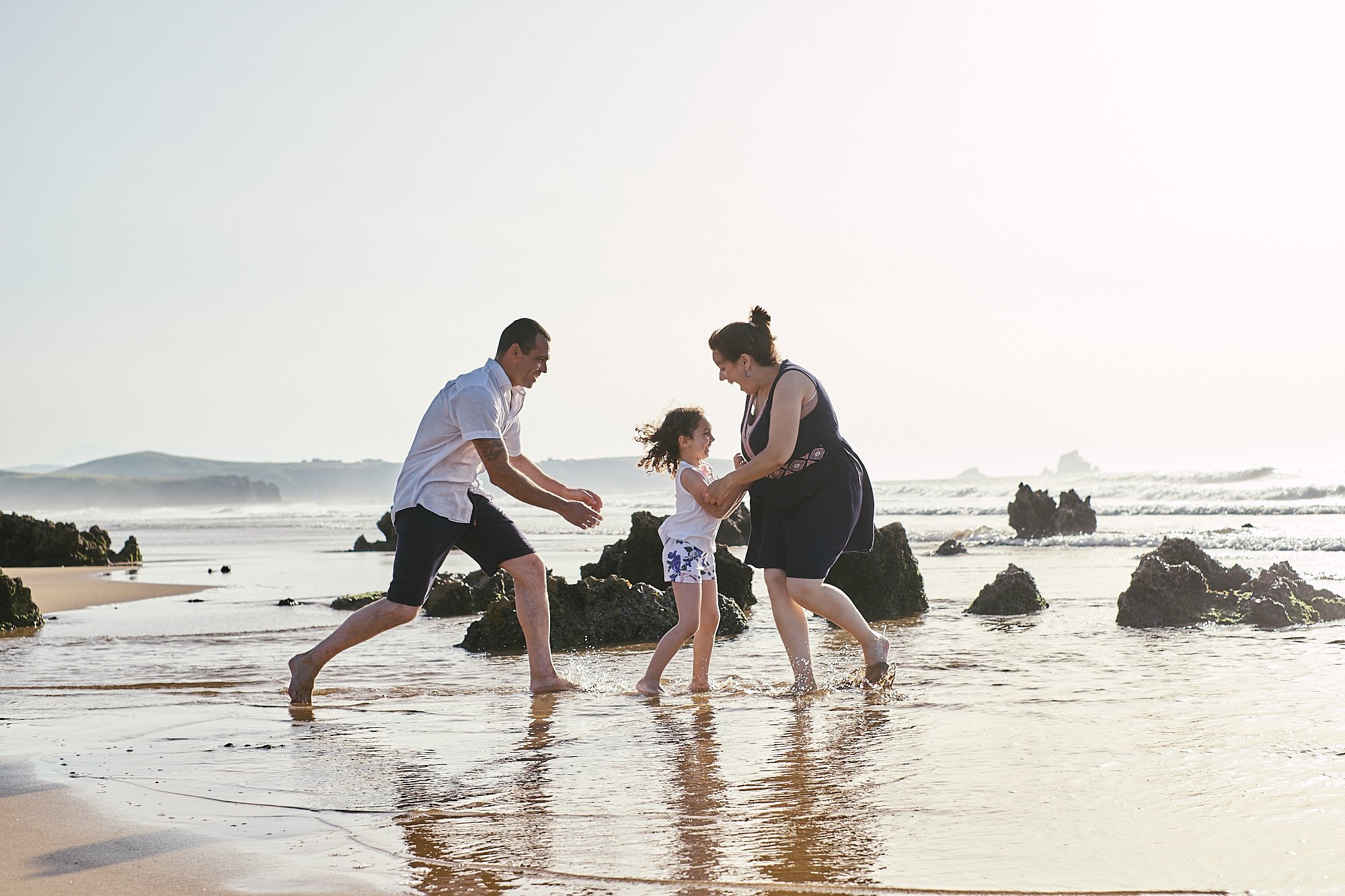 Preboda con niños en las playas de Cantabria Liencres